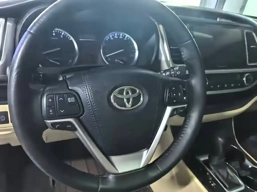 Toyota Highlander — фото 11