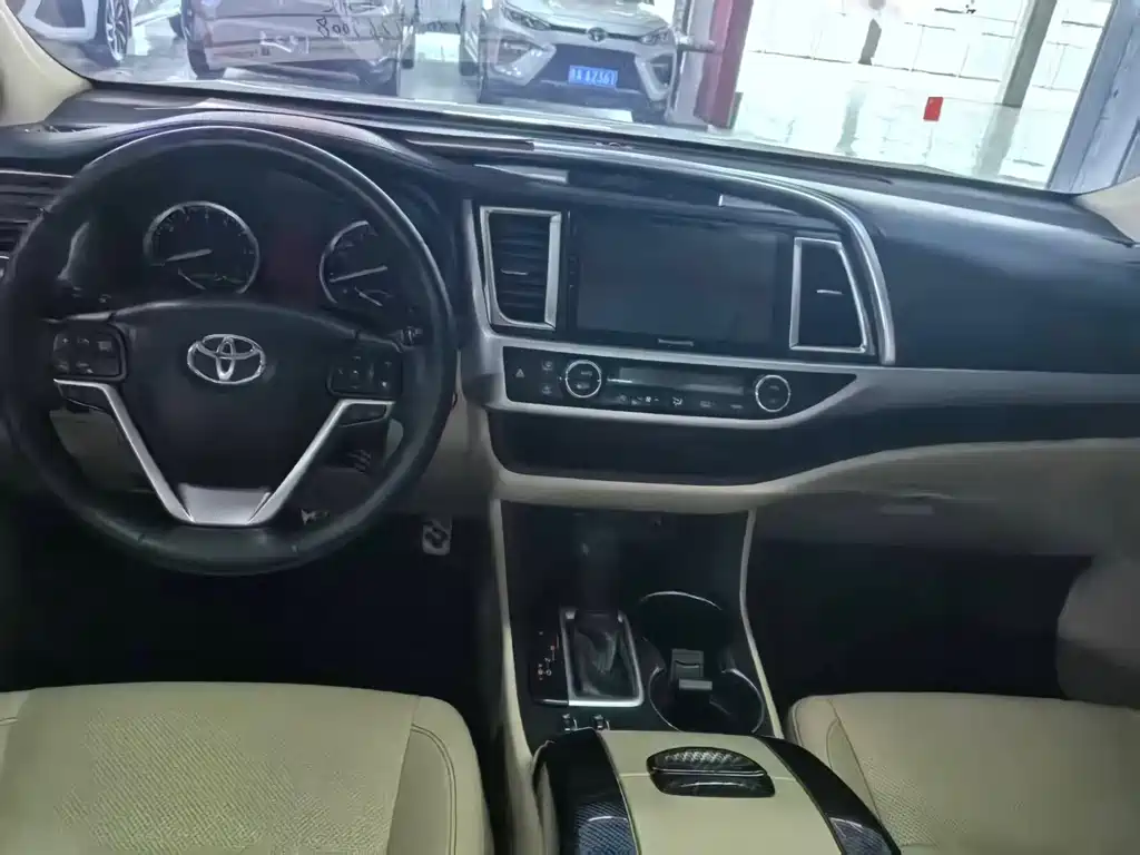 Toyota Highlander — фото 14