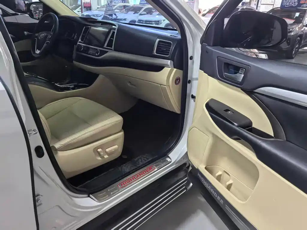 Toyota Highlander — фото 17