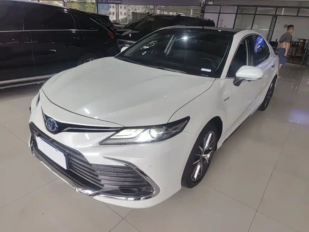 Toyota Camry — фото 2