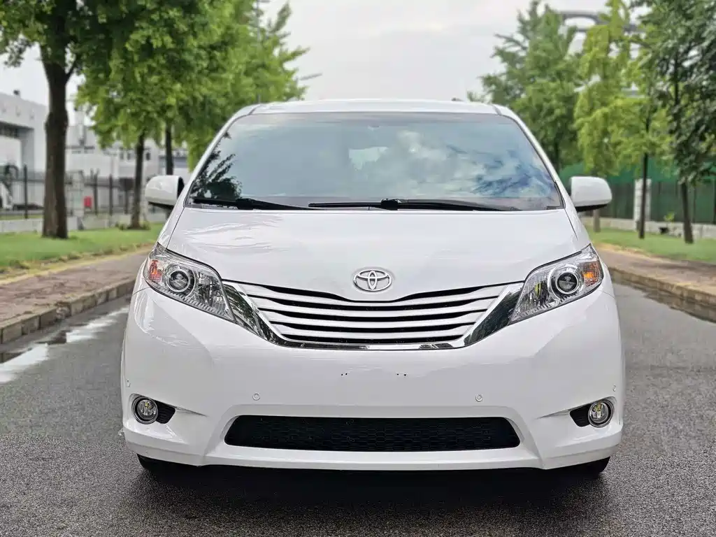 Toyota Sienna — фото 2