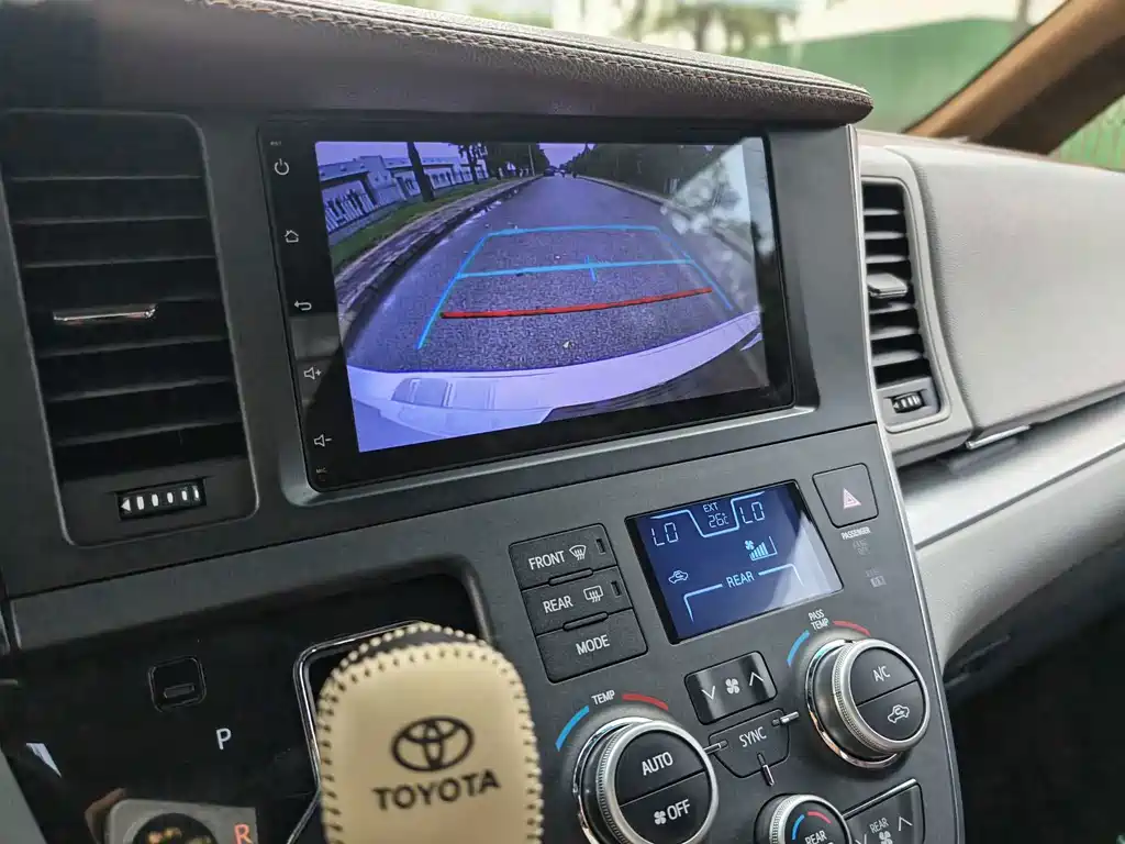 Toyota Sienna — фото 15