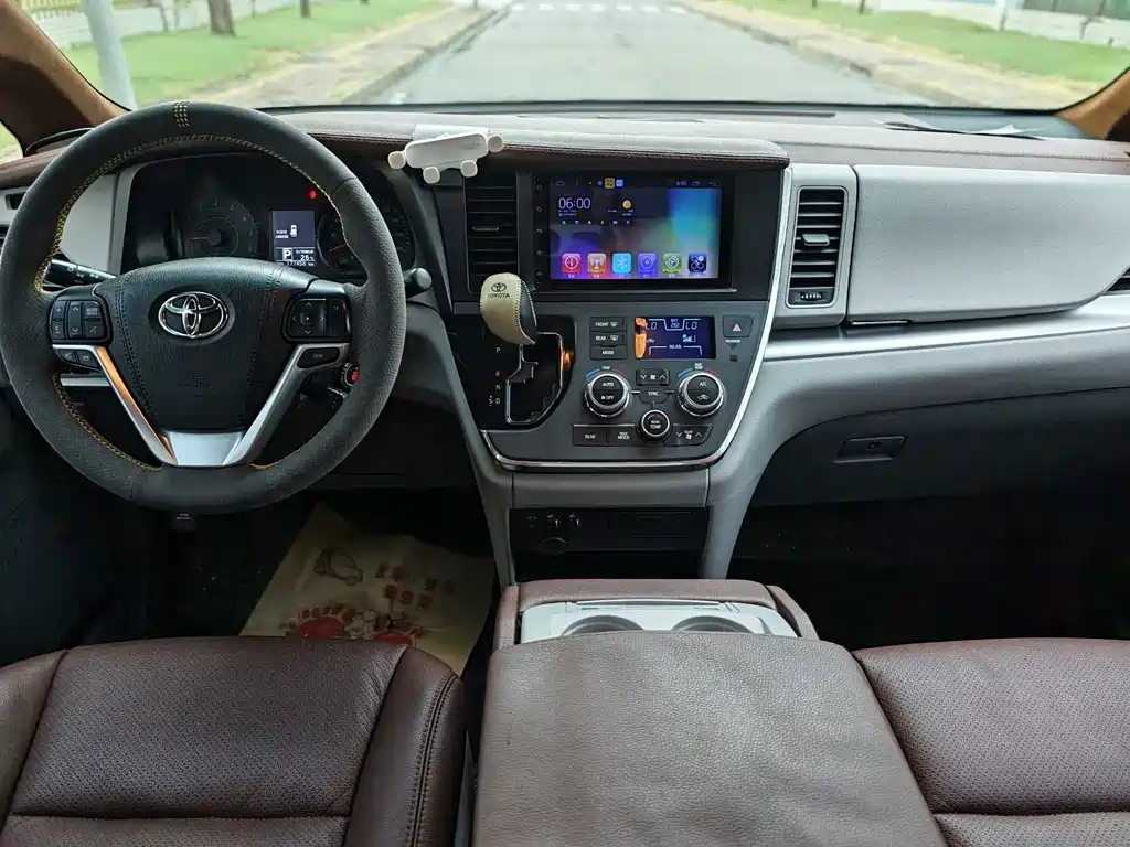 Toyota Sienna — фото 17