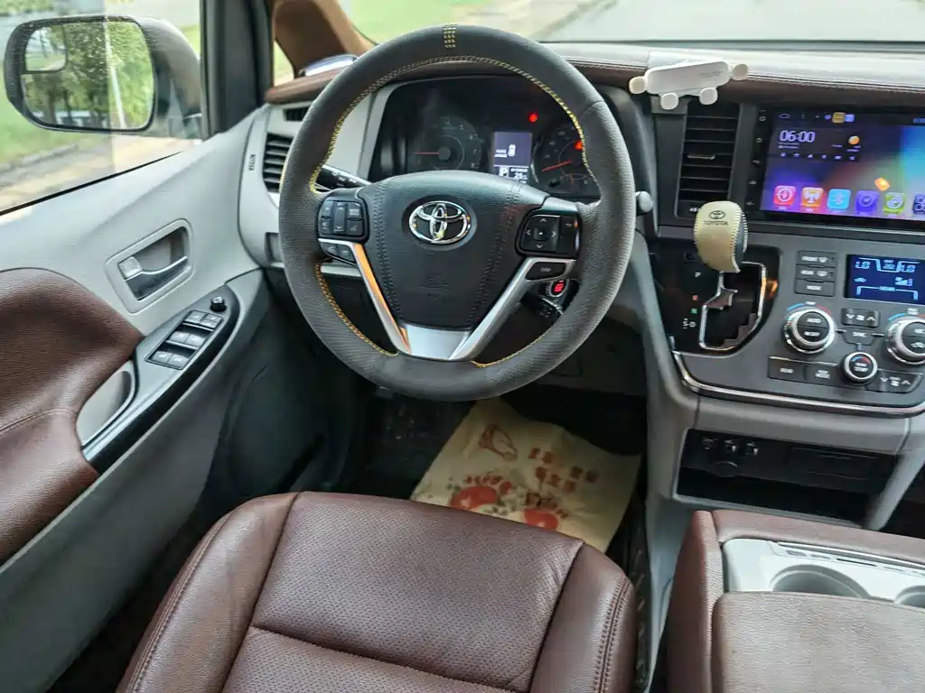 Toyota Sienna — фото 19