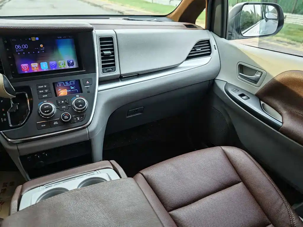 Toyota Sienna — фото 20