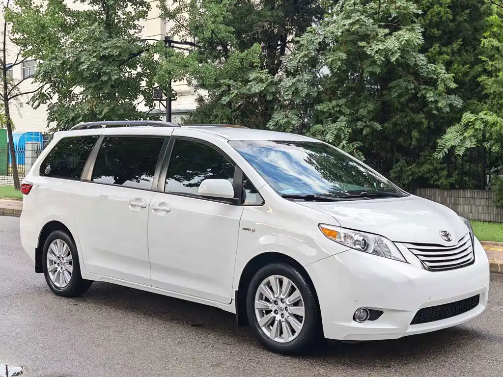 Toyota Sienna — фото 3