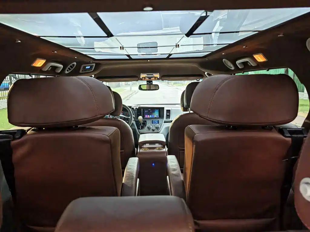 Toyota Sienna — фото 4
