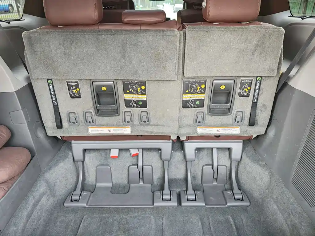 Toyota Sienna — фото 8