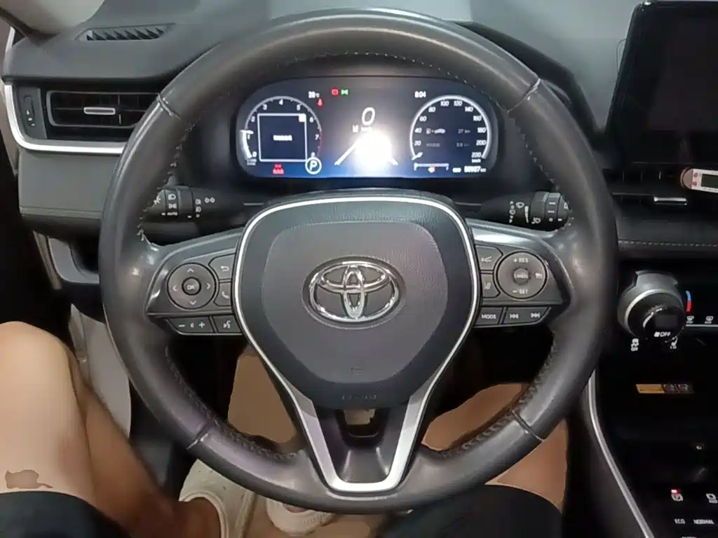 Toyota RAV4 — фото 11