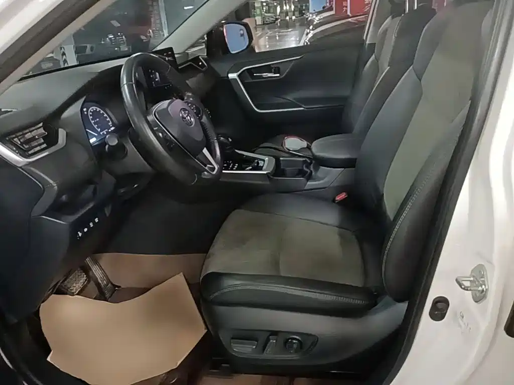 Toyota RAV4 — фото 15