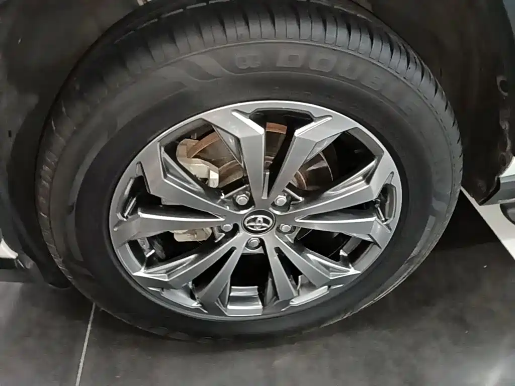 Toyota RAV4 — фото 23