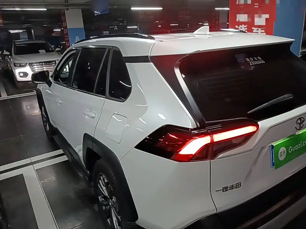 Toyota RAV4 — фото 5