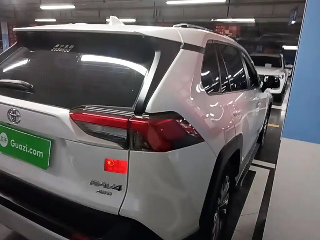 Toyota RAV4 — фото 7