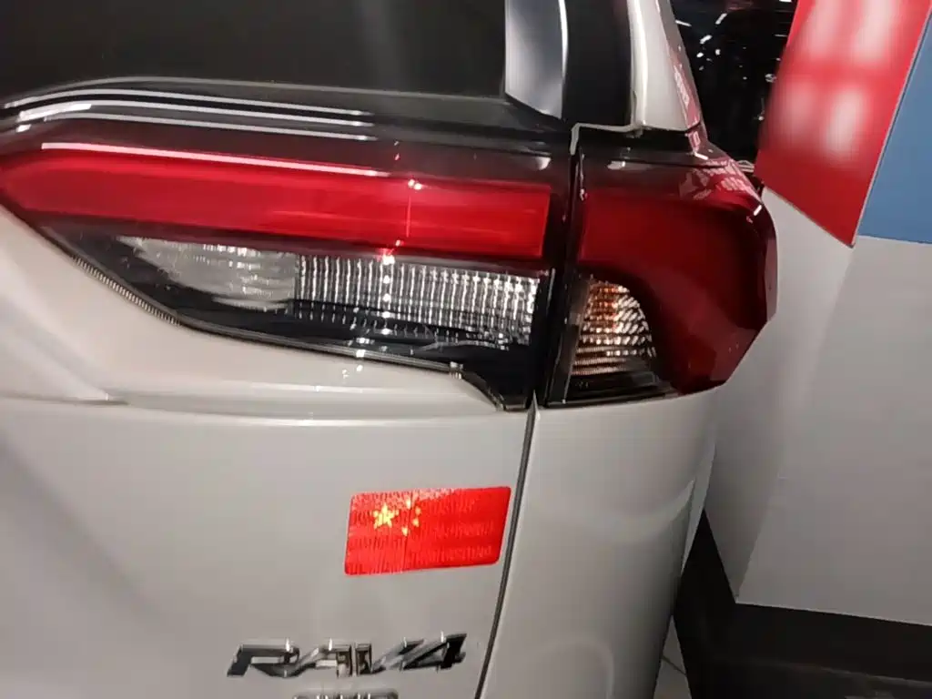 Toyota RAV4 — фото 8