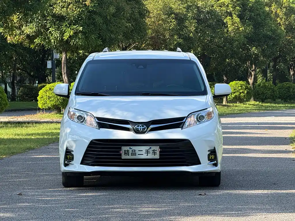 Toyota Sienna — фото 2