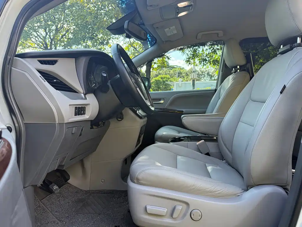 Toyota Sienna — фото 11