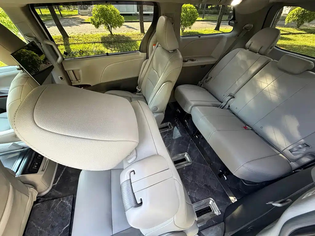 Toyota Sienna — фото 14