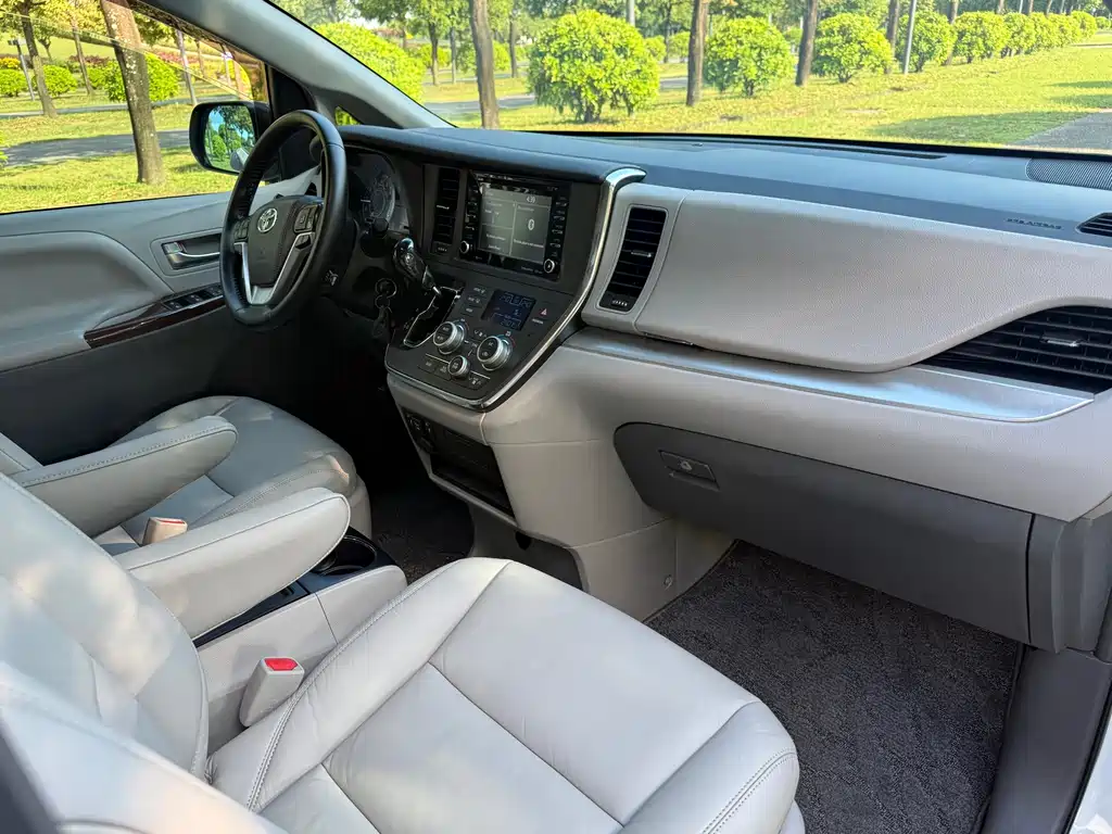 Toyota Sienna — фото 18