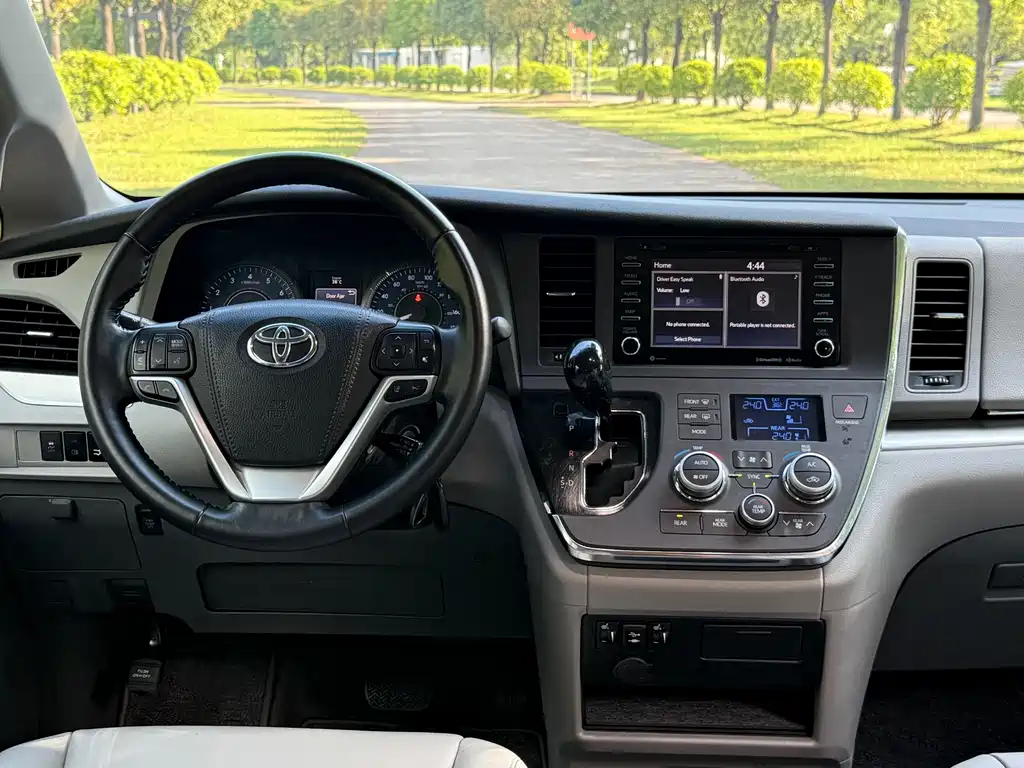 Toyota Sienna — фото 19