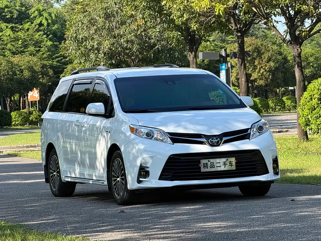 Toyota Sienna — фото 3