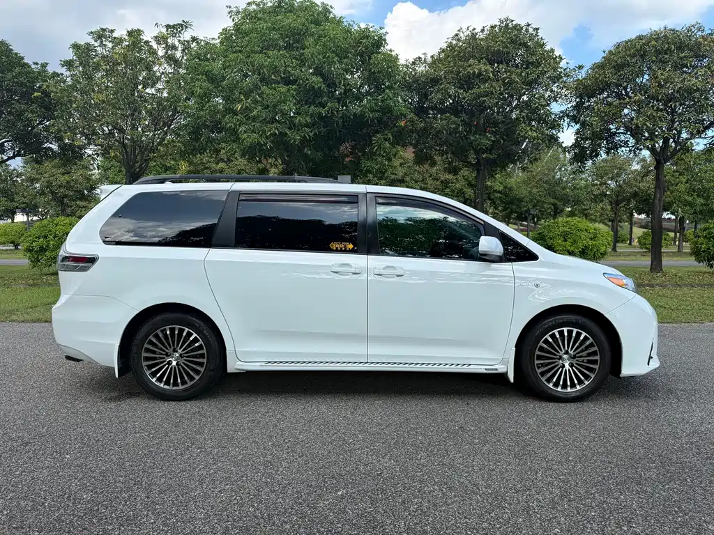 Toyota Sienna — фото 4