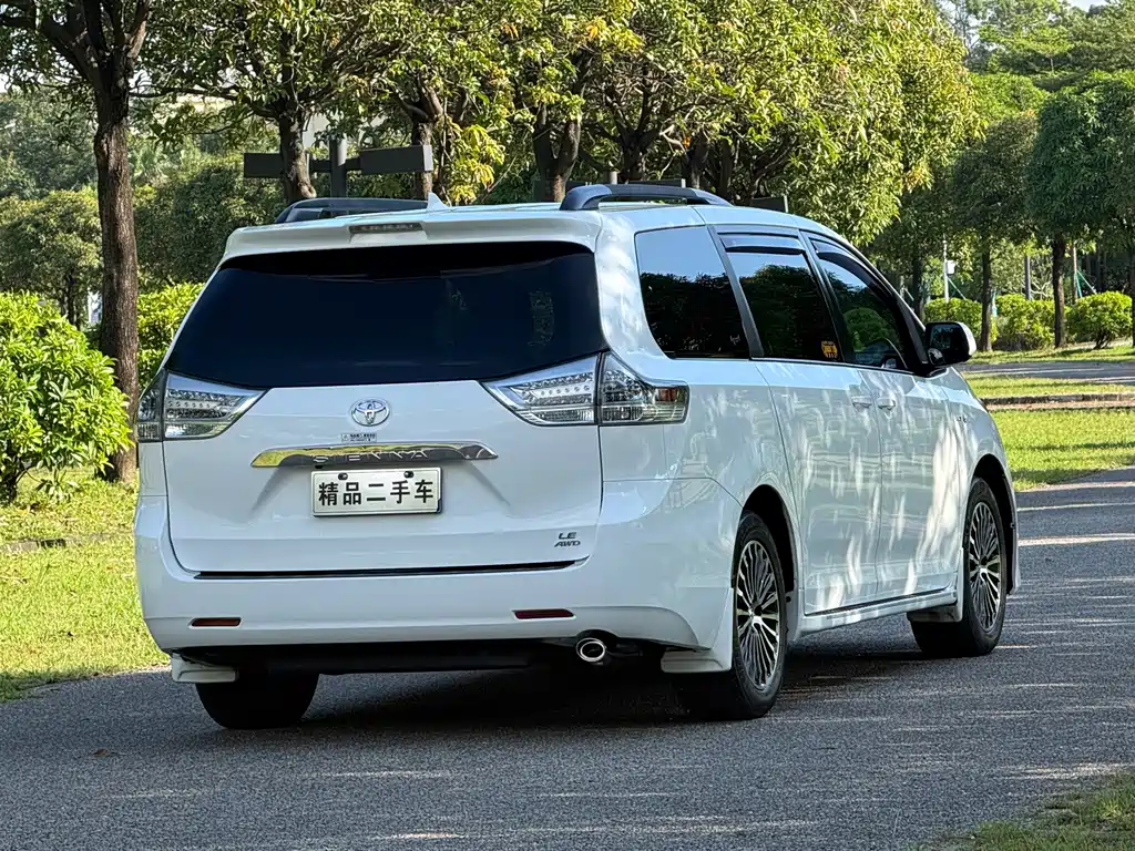 Toyota Sienna — фото 7