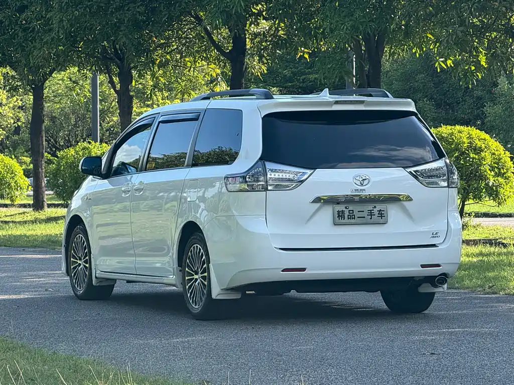 Toyota Sienna — фото 8