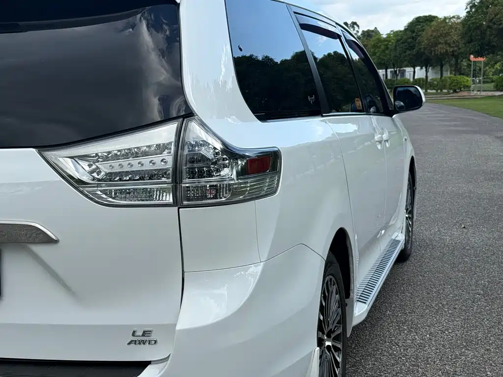 Toyota Sienna — фото 9