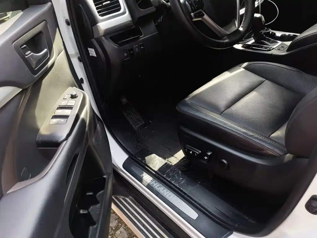 Toyota Highlander — фото 14