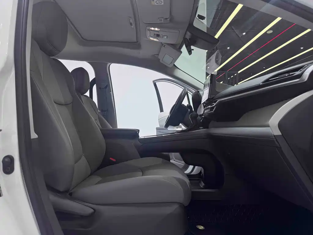 Toyota Granvia — фото 11