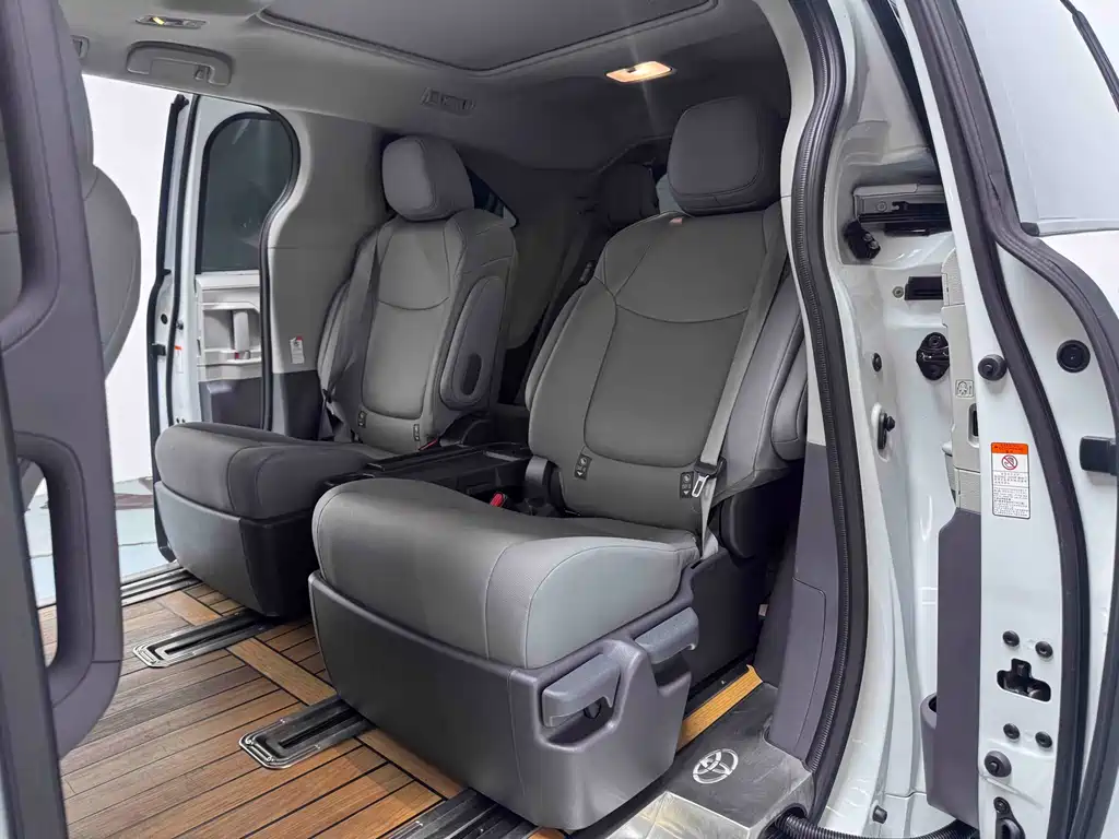 Toyota Granvia — фото 13