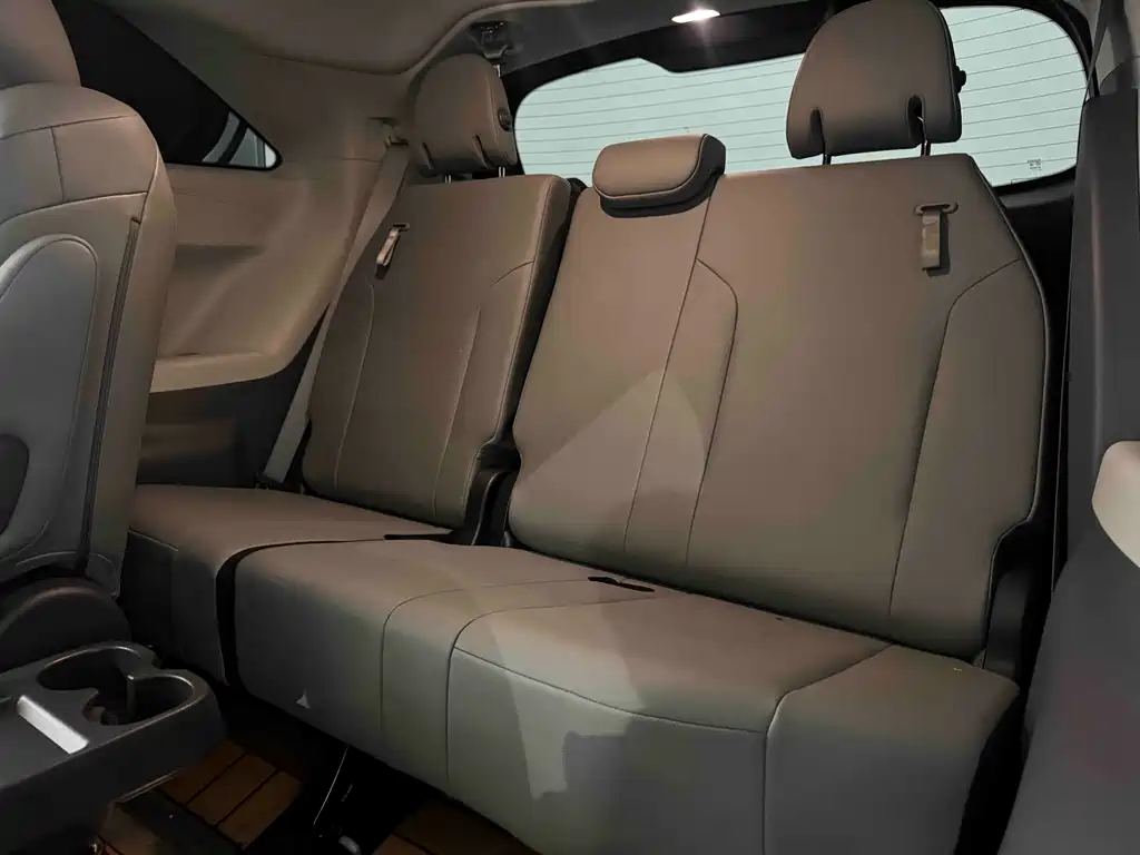 Toyota Granvia — фото 14