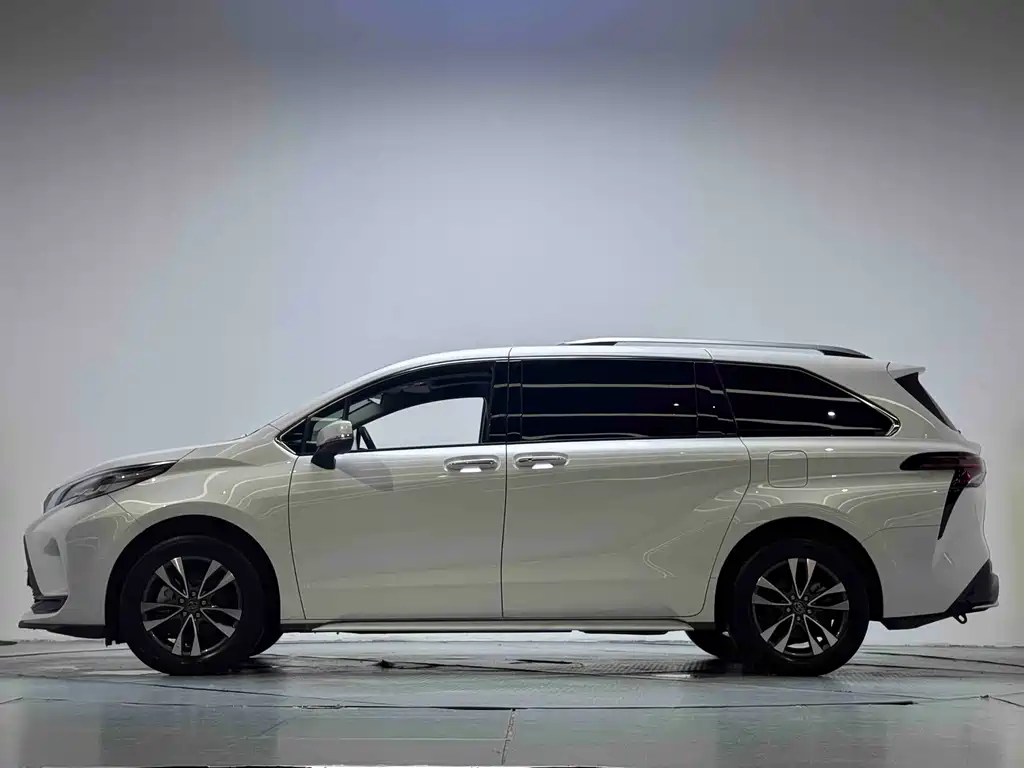 Toyota Granvia — фото 15