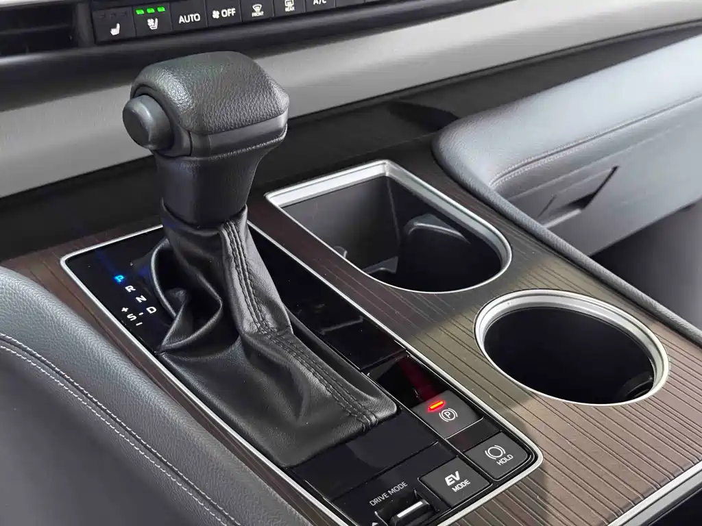 Toyota Granvia — фото 8