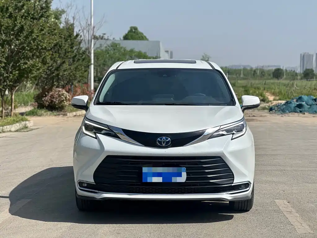 Toyota Sienna — фото 2