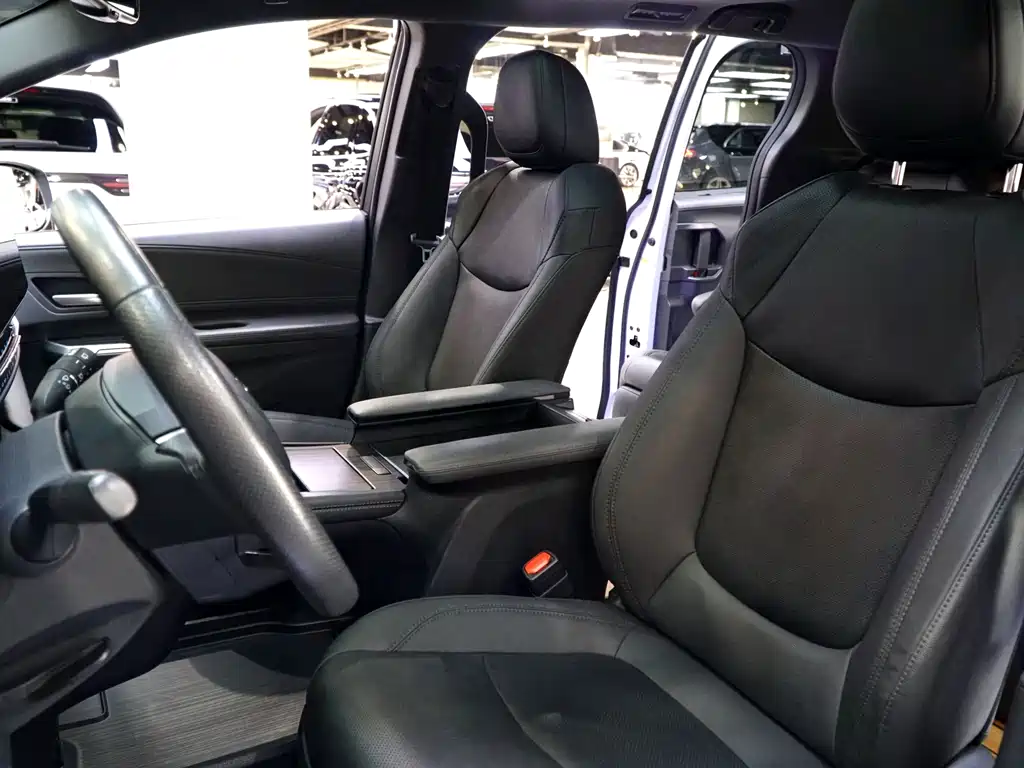Toyota Sienna — фото 11