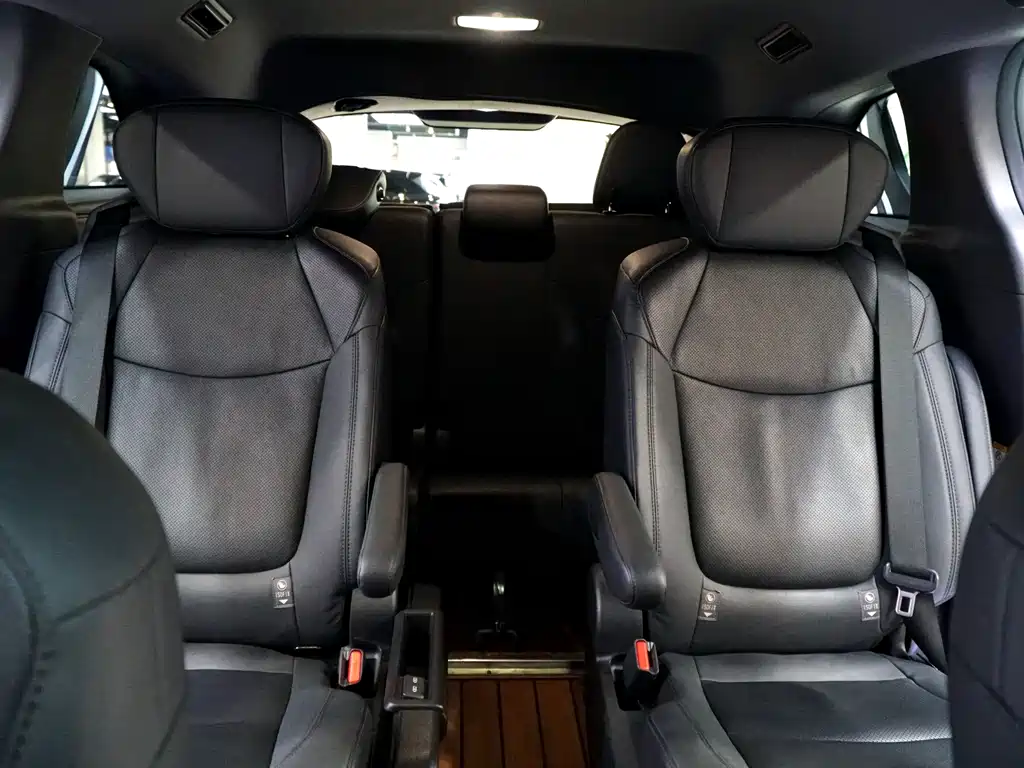 Toyota Sienna — фото 10