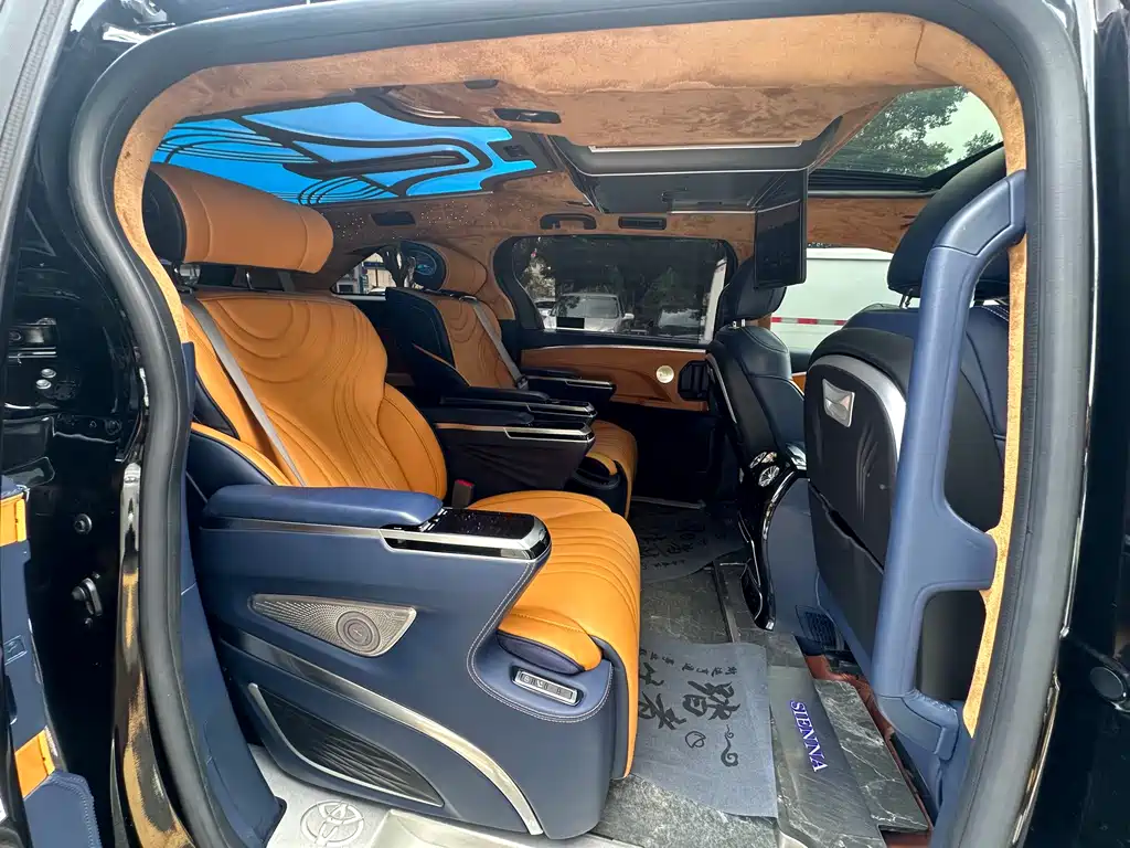 Toyota Sienna — фото 11
