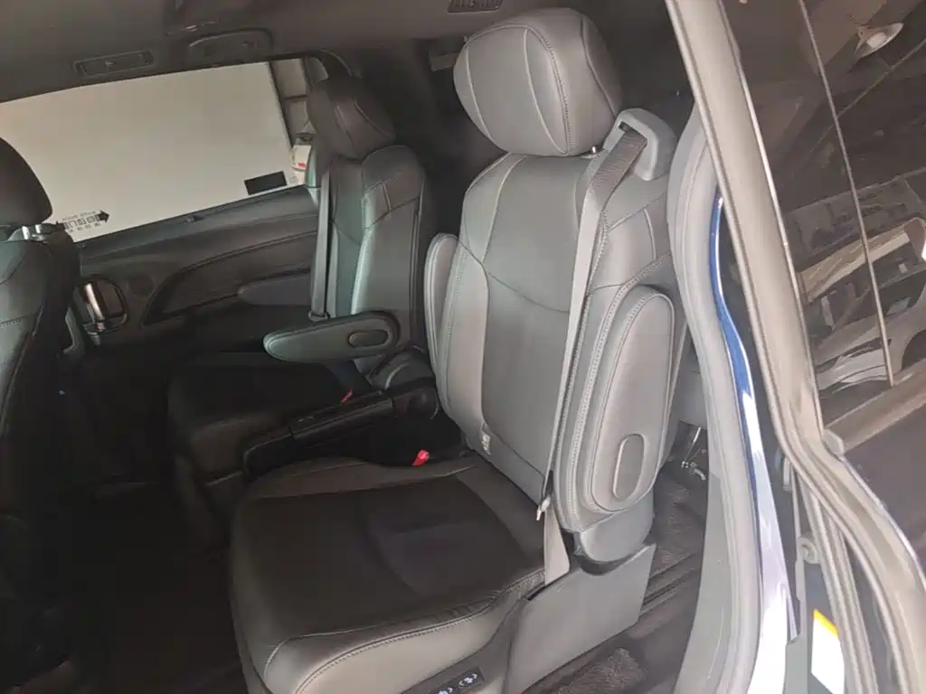 Toyota Sienna — фото 17