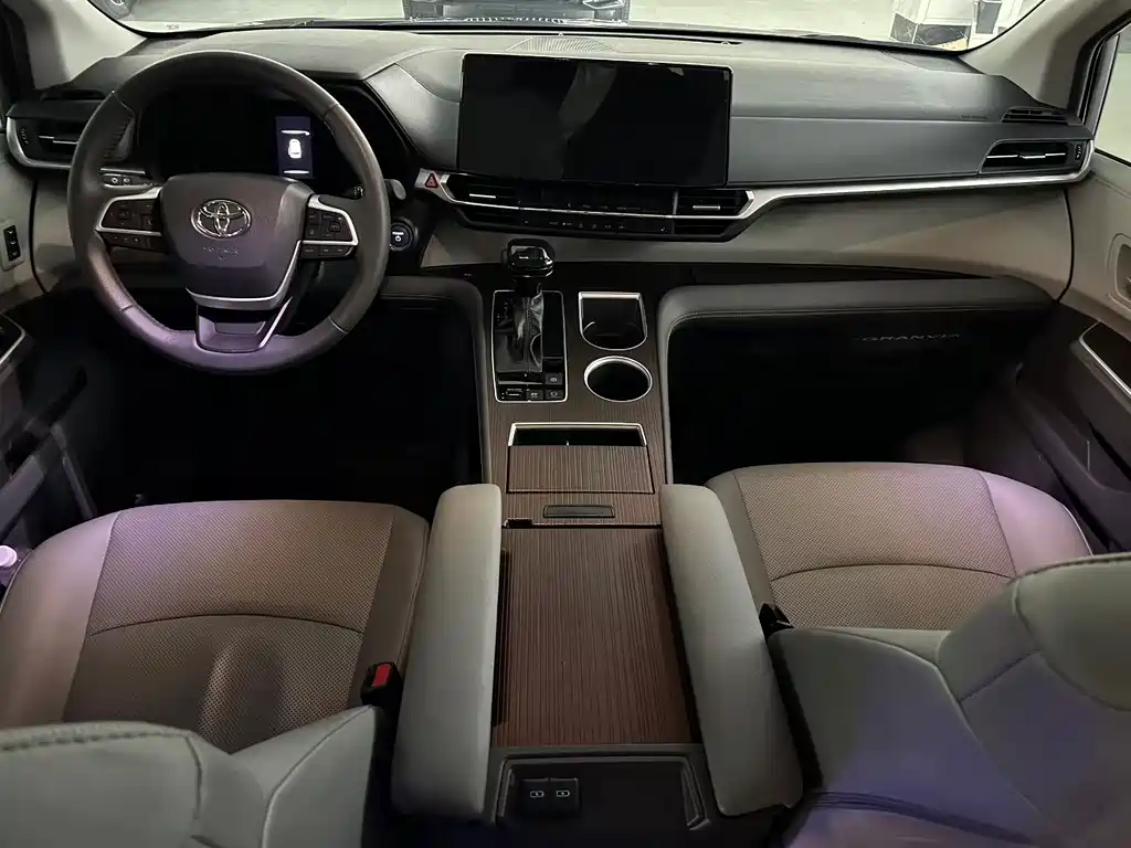 Toyota Granvia — фото 6