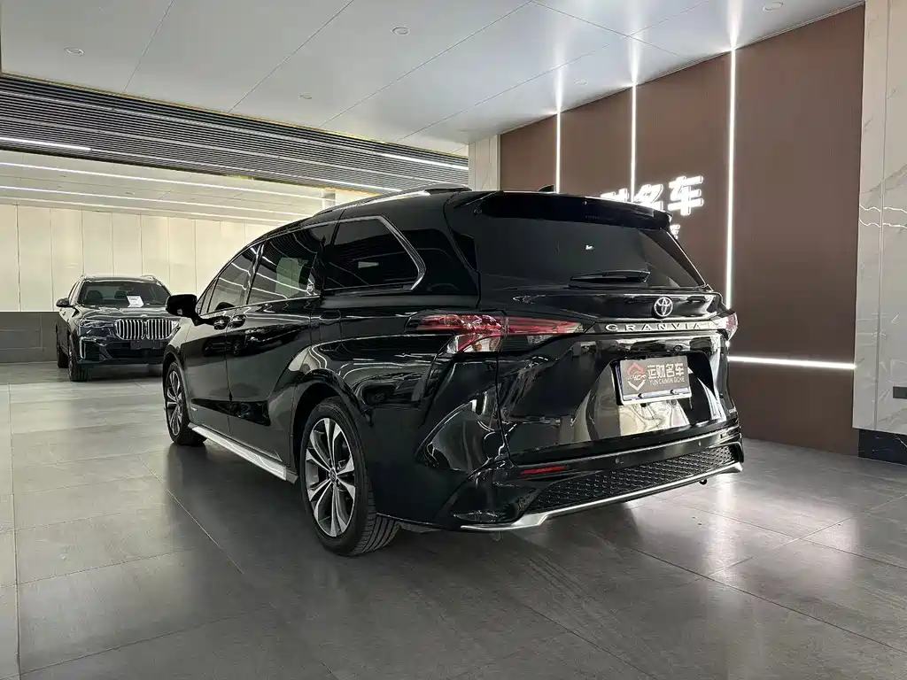 Toyota Granvia — фото 7
