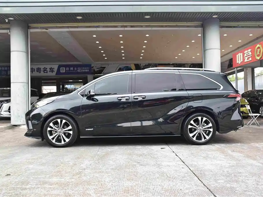Toyota Granvia — фото 4