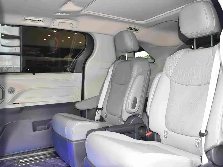 Toyota Granvia — фото 7