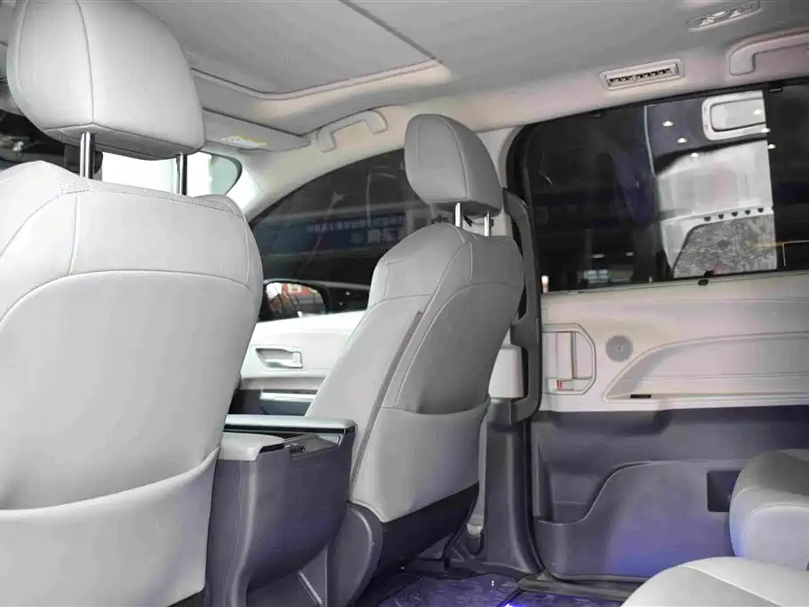 Toyota Granvia — фото 8
