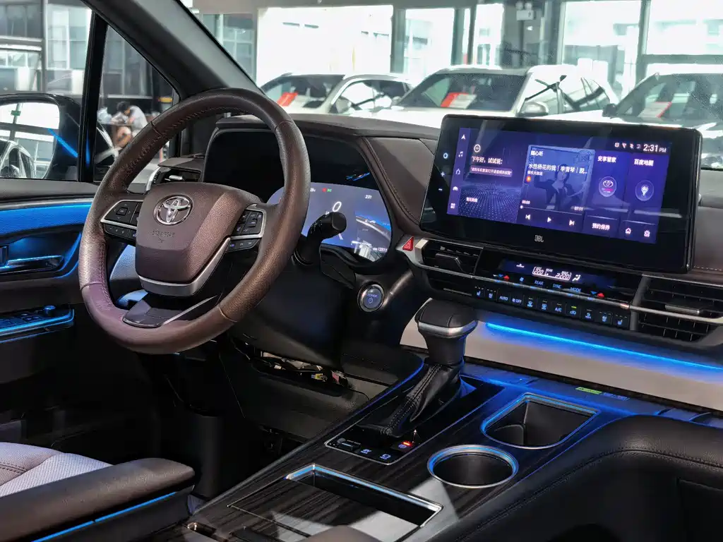 Toyota Granvia — фото 11