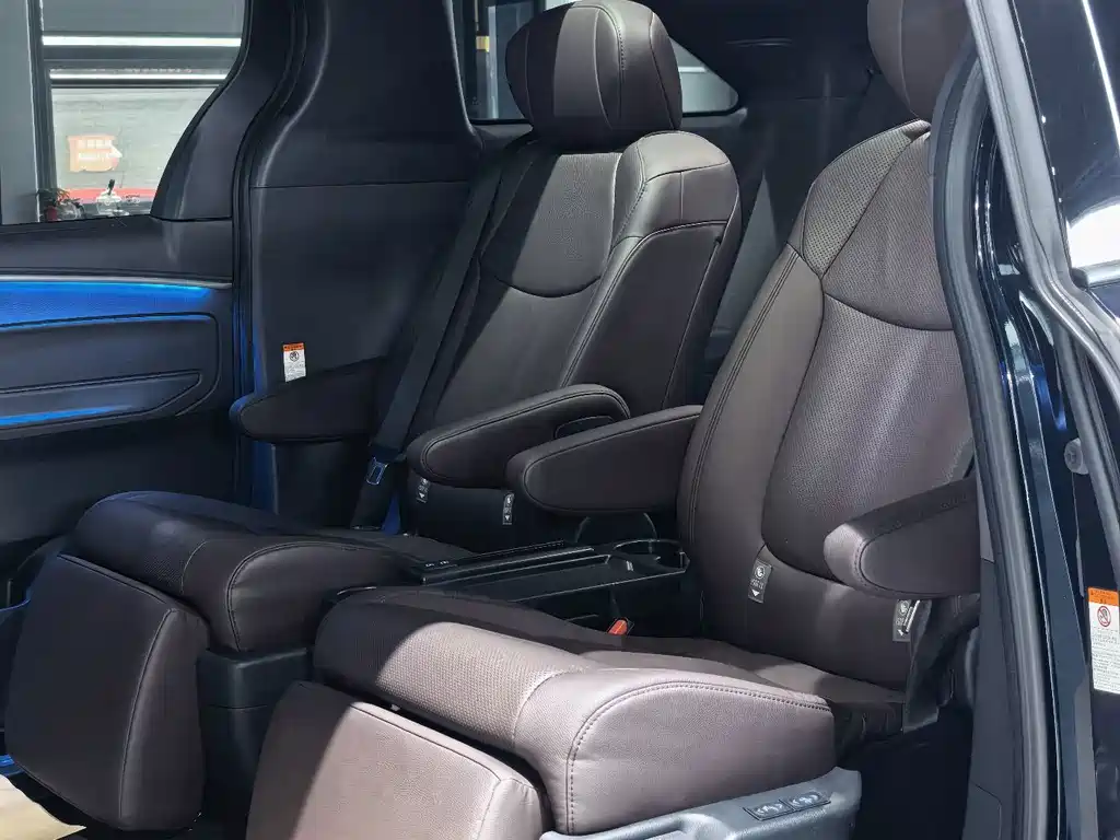 Toyota Granvia — фото 13