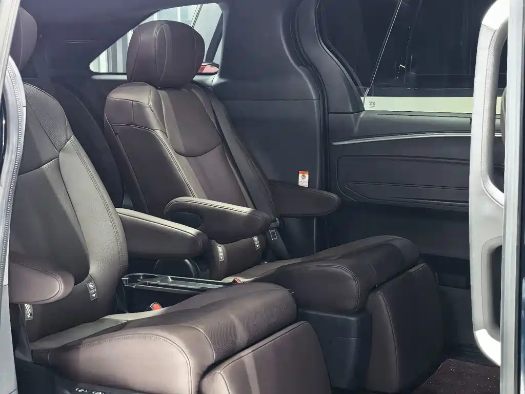 Toyota Granvia — фото 3