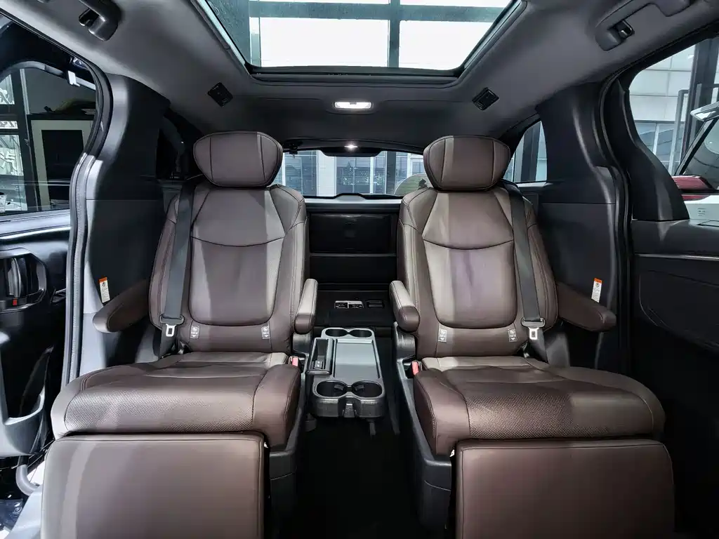 Toyota Granvia — фото 4
