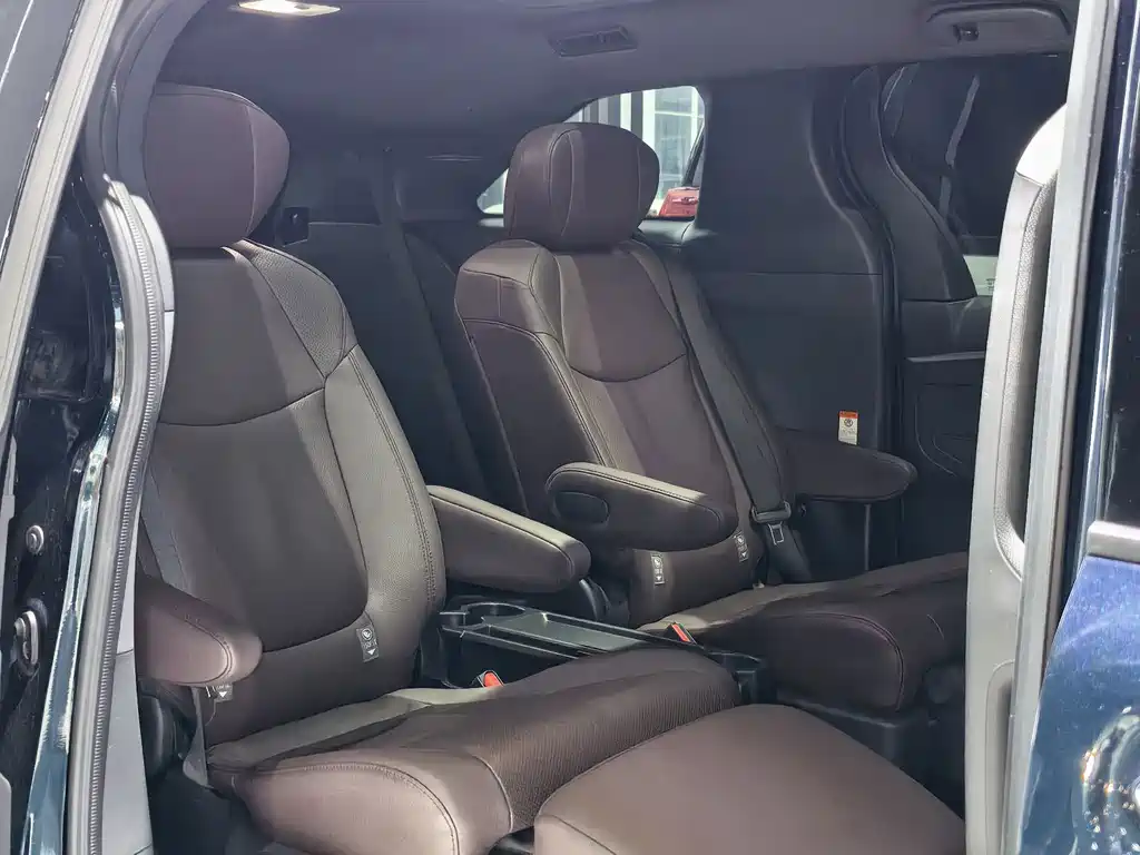 Toyota Granvia — фото 5