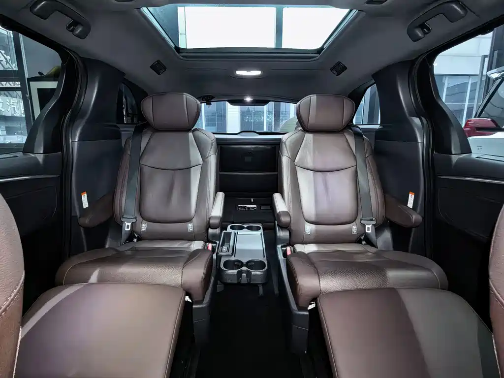 Toyota Granvia — фото 6